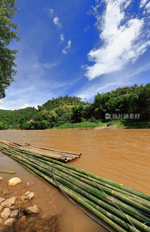 在越南河上的Bamboo raft。老挝省南诺伊- phongsali先生